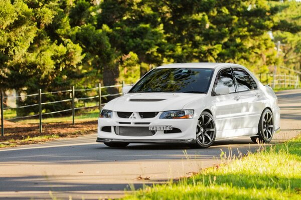 Carro no fundo da Praça da cidade