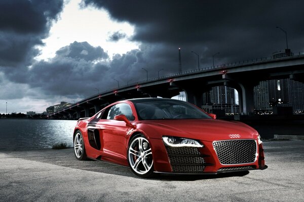 L Audi rouge debout sous le pont