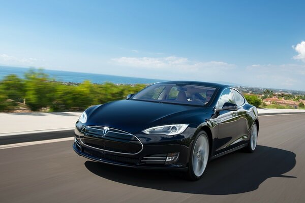 Cool Tesla noire sur la route