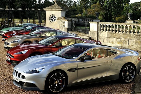 Cinque Aston chic nel parcheggio