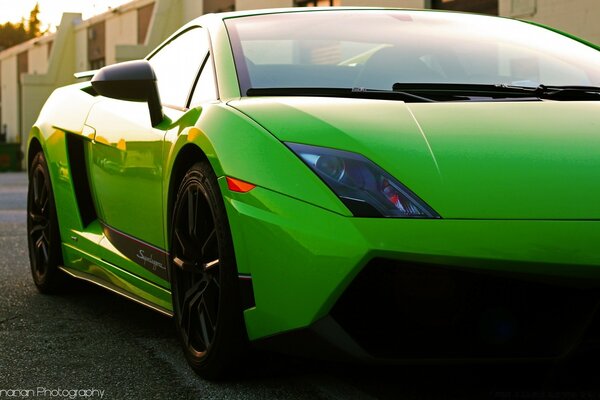 Voiture de vitesse de couleur verte