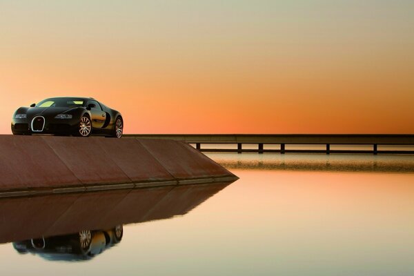 Puesta de sol con coche en la playa