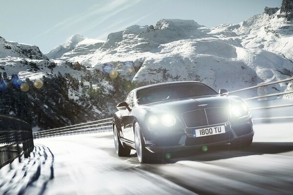 Invierno y coche corriendo por la carretera