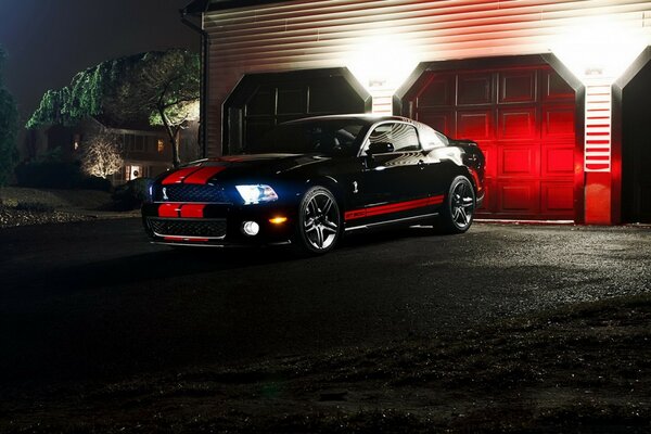 Niebieski Rolls Royce na nocnej ulicy