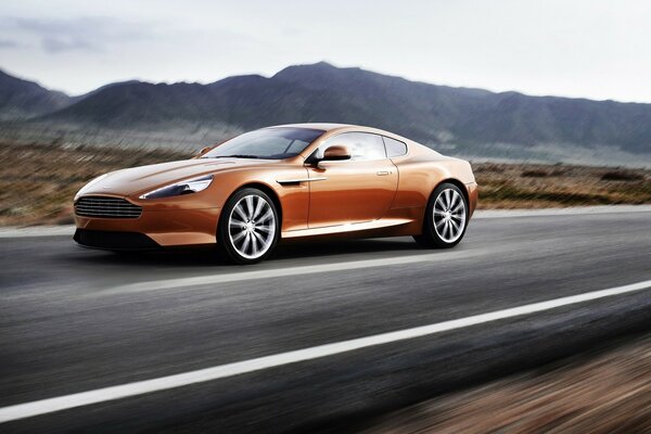 Redhead aston coupé auf der Straße