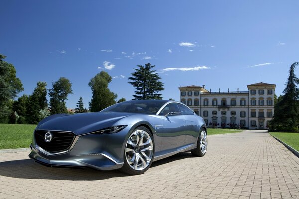 Mazda con cerchi cromati su Finitrici sullo sfondo del Palazzo