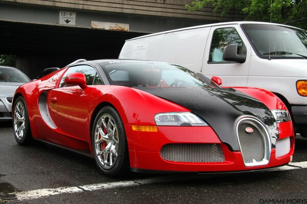 Rotes Auto mit coolsten Felgen