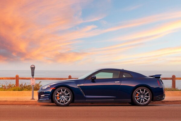 Precioso coche azul en el fondo del cielo de vainilla