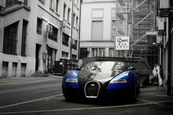 Voiture bleue noire sur fond gris