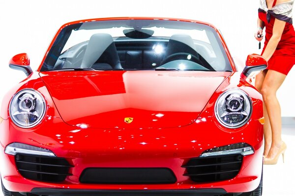 Porsche convertibile rossa con fari rotondi