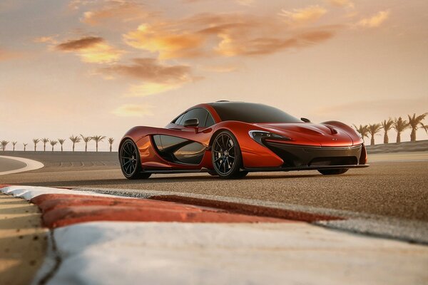 Voiture de sport rouge au coucher du soleil parmi les palmiers