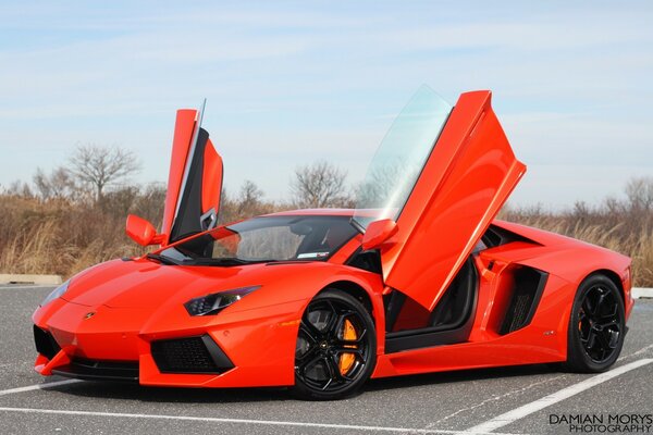 Carro esportivo vermelho com rodas de liga leve