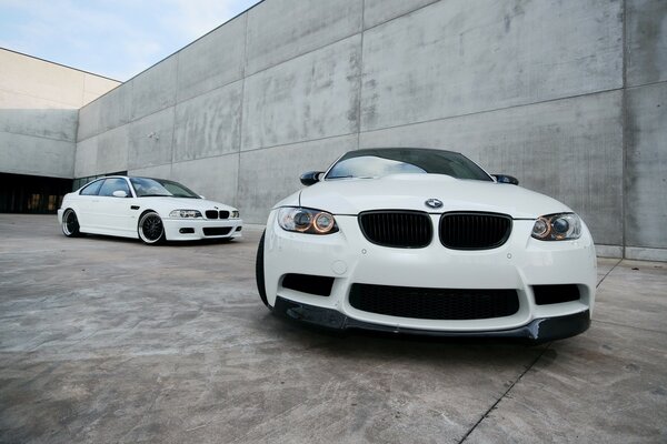 Deux bmw de couleur blanche