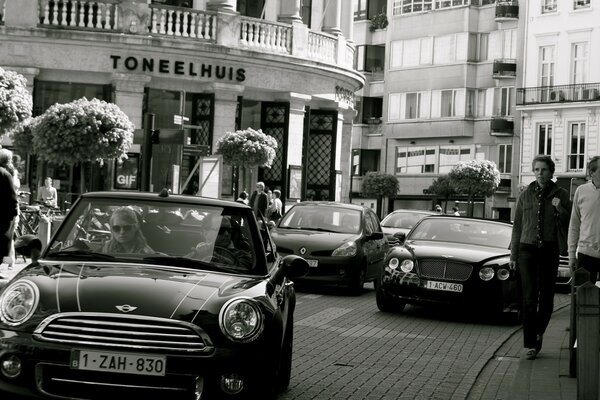 Helle Straße, mit Autos und Passanten