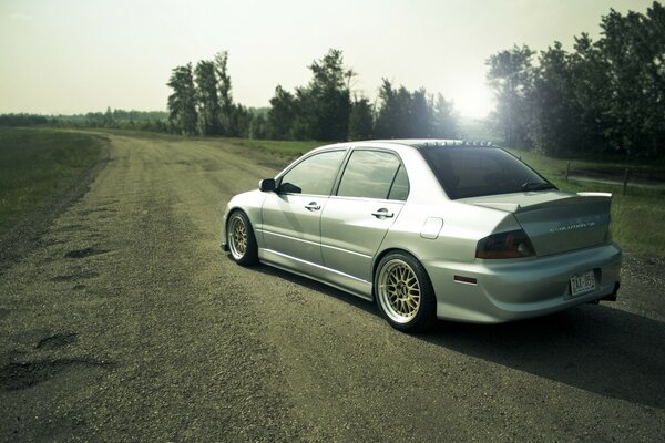 Mitsubishi Lancer-un coche genial para las carreras