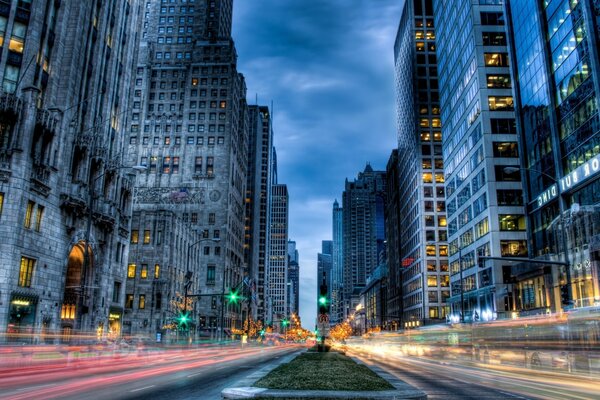 Nachtstraße im Licht der Wolkenkratzer