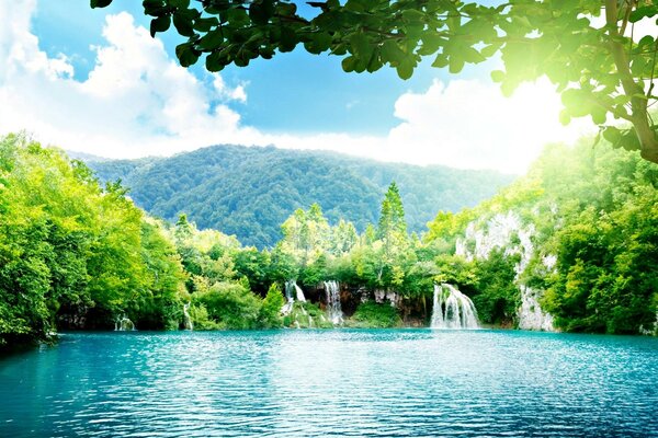 Sommerlandschaft mit See und Wasserfällen