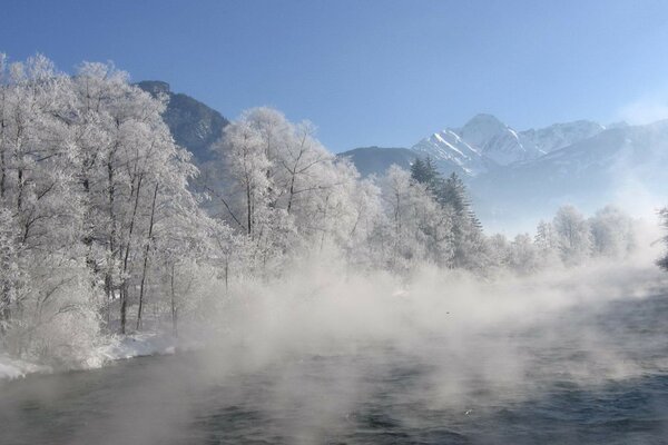 Niebla sobre un río de montaña invernal