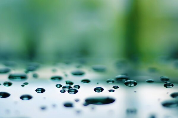 Macro fotografía de gotas de lluvia borrosa