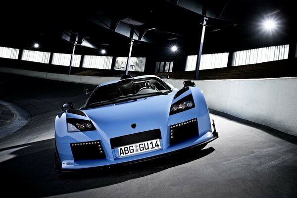 Ein blaues Auto in einem düsteren Tunnel