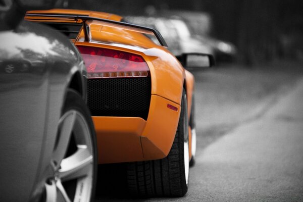 Orange Rennwagen auf der Straße