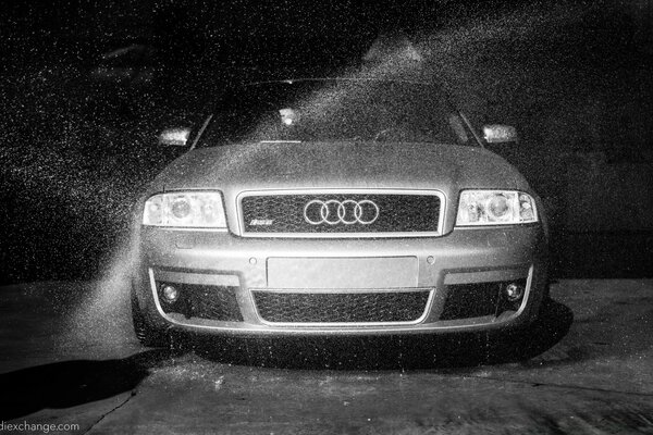 Audi monocromatica sotto la pioggia battente