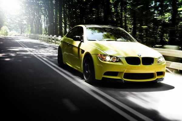 Auto Limousine BMW M3 dakar yellow gelb auf der Autobahn