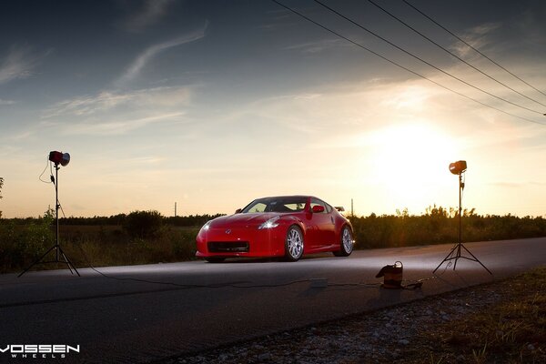 Schickes Auto auf der Straße bei Sonnenuntergang