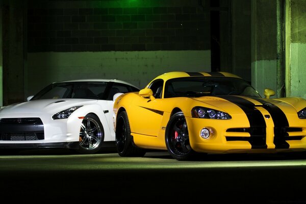 Nissan GTR R35 white ve Dodge Viper ACR spor otomobilleri