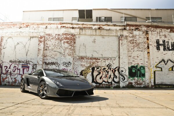 Samochód Lamborghini Gallardo LP560-4 metaliczny na tle ściany z graffiti