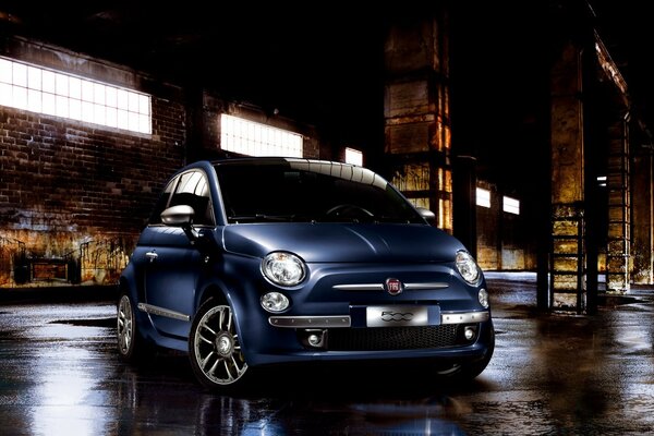 Voiture bleue dans le hangar