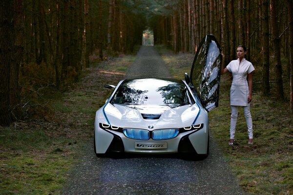 El coche del futuro en el bosque