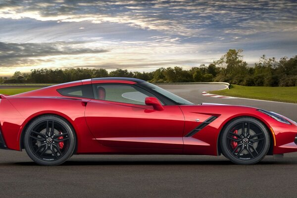 Hermoso coche rojo en el fondo de un día claro