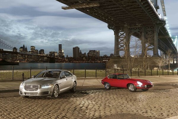 Carros cinza e vermelho sob a ponte