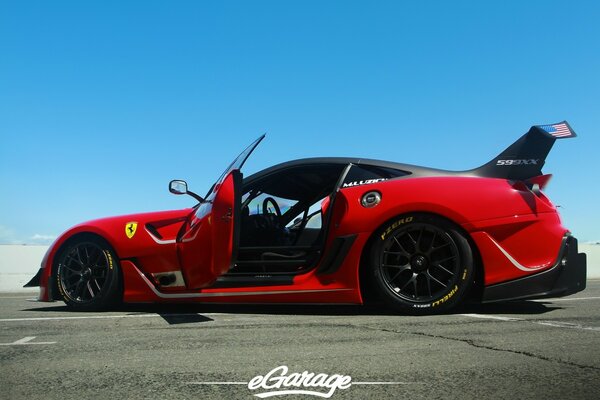 Coche de carreras rojo con puerta abierta