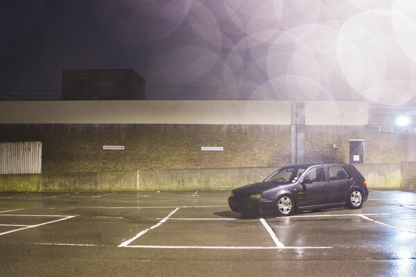 Foto amatoriale di una vecchia auto nel parcheggio