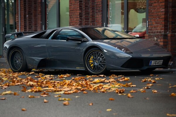 Voiture de sport debout dans la rue