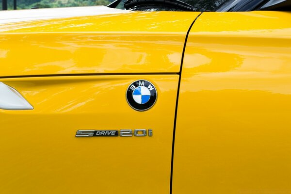 Cuerpo del coche amarillo BMW