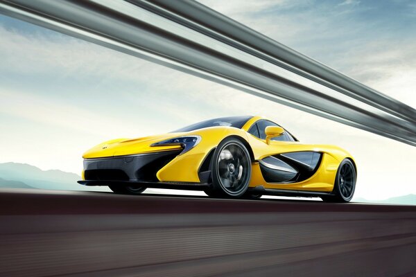 Voiture de course jaune