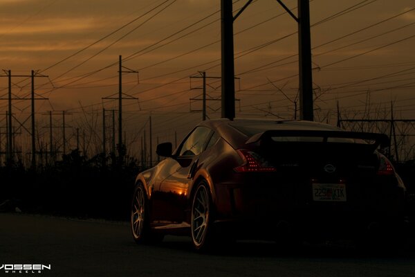 Coche potente en el crepúsculo espeso