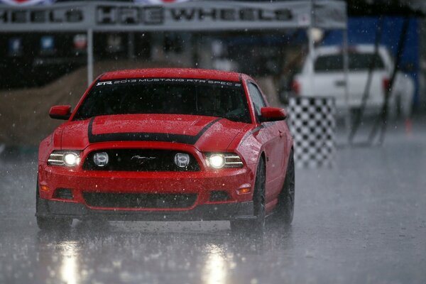 Roter Sportwagen bei Regenwetter