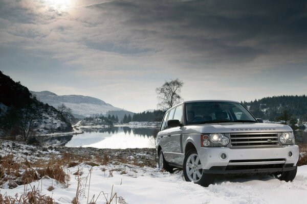 Carro off-road em um local de inverno nas montanhas