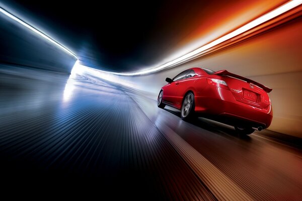 Coche rojo rápido en el túnel