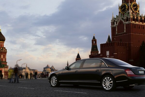 Voiture sur la place rouge à Moscou