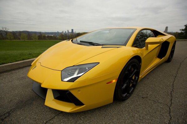 Carro spot amarelo durante o dia