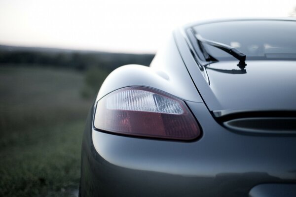 Elegante modelo de coche en un fondo borroso