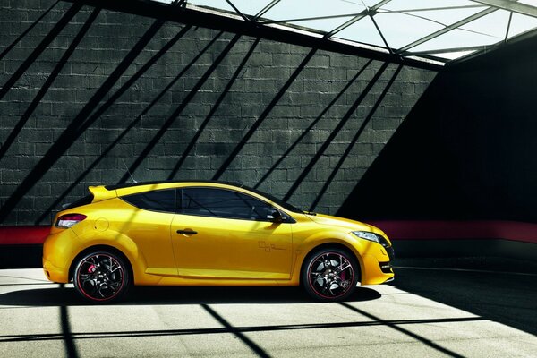 Voiture jaune debout dans le garage