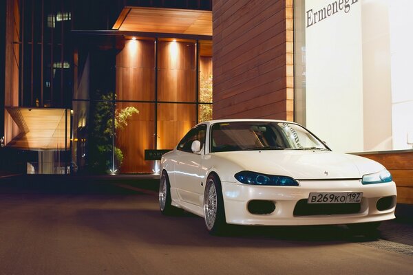 Coche blanco en la ciudad de la noche