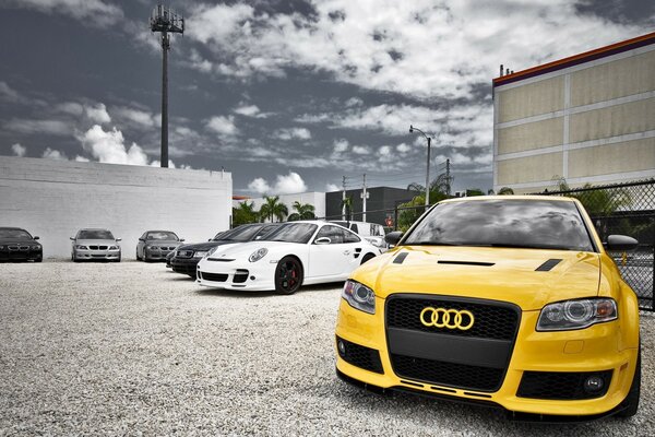 Voiture jaune Audi sur le parking