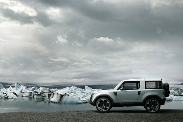 Voiture blanche sur fond de glace